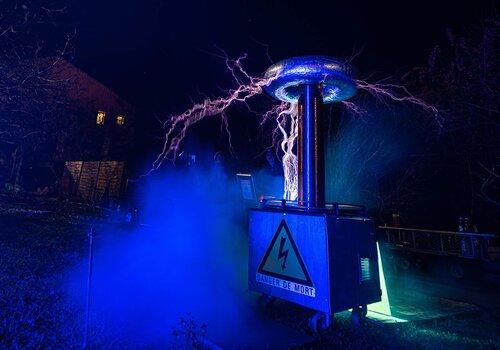 Démonstration des effets du courant haute fréquence avec des bobines Tesla et lampe plasma Démonstration des effets du courant haute fréquence avec des bobines Tesla et lampe plasma