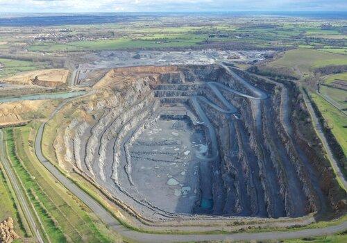 Vue aérienne de la fosse d'extraction de la carrière de Luché avec les paliers du front de taille