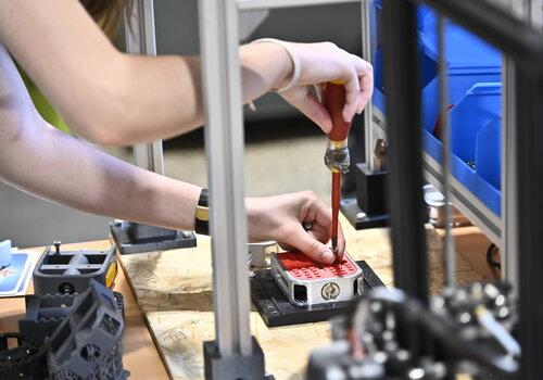 Un écran montre les différentes étapes pour assembler, pas à pas, une pédale de vélo INDULO