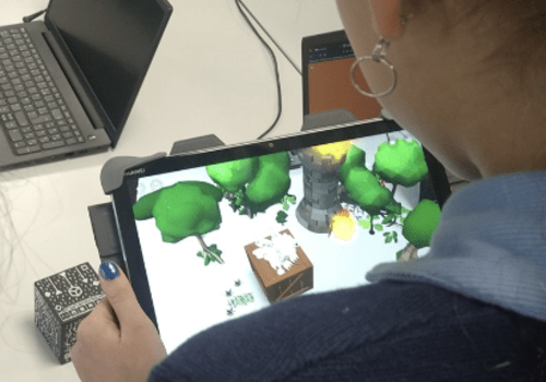 Création en Réalité Augmentée Usager teste la diffusion de son univers interacif sur tablette (application Edu Co space/ Delightex) sur son merge cube (obejt physique) pendant un atelier.