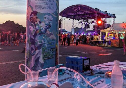 Hydrogèn'Oc Stand Hydrogèn'Oc, avec une expérience sur une table, lors d'un concert.