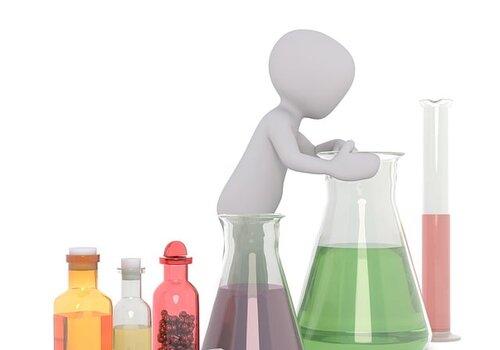Ce sont des procédures contrôlées mises en place pour tester une hypothèse ou découvrir quelque chose de nouveau.