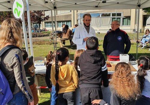 Présentation d'expériences de fumées d'incendie devant un public scolaire