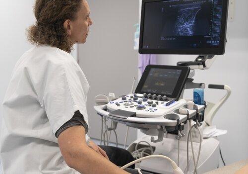 Photo du service des exploration fonctionnelles cardio-vasculaires. échographie des vaisseaux sanguins