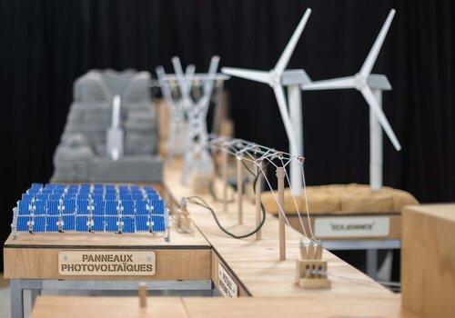 La maquette autour des panneaux photovoltaïques.