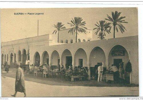 Houmt Souk, le murmure des voix d’antan Photographie en noir et blanc prise au début du XXe siècle dans un café traditionnel de Houmt Souk, cœur historique de l’île de Djerba. Autour des tables en bois, des hommes de la population locale en gandoura et chéchia côtoient des membres des communautés européennes vêtus à l’occidentale. L’atmosphère est calme, empreinte de convivialité. Grâce à l’intelligence artificielle, les visages s’animent, les discussions semblent reprendre, les gestes s’esquissent : le passé reprend vie, témoignant du cosmopolit
