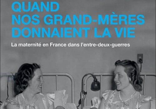 Couverture de l'ouvrage : Quand nos grand-mères donnaient la vie Couverture de l'ouvrage Quand nos grand-mères donnaient la vie, on y voit deux femmes dans leur lits respectifs, tenir leur bébés. Les lits sont collés et elles se serrent la main.