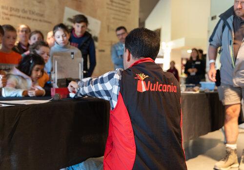 Atelier comprendre les éruptions volcaniques avec Vulcania