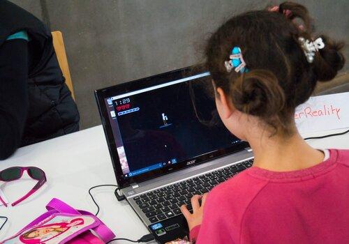 Jeu créé pendant la Scientific Game Jam Jeune fille jouant à un jeu créé pendant la Scientific Game Jam