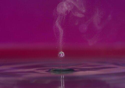 Une goutte d'eau se détache avec la force des ultrasons Une goutte d'eau se détache avec la force des ultrasons