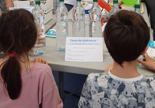 Une expérience amusante Enfants observant un dispositif expérimental