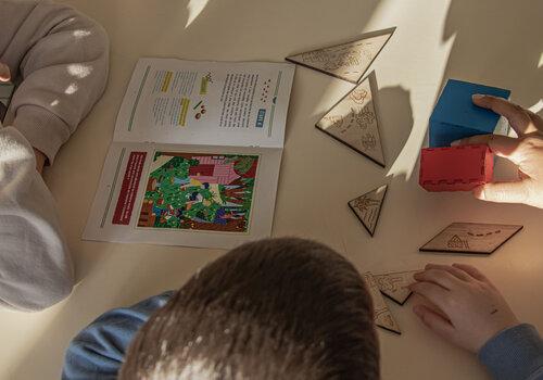 enfant jouant à résoudre des défis mathématique