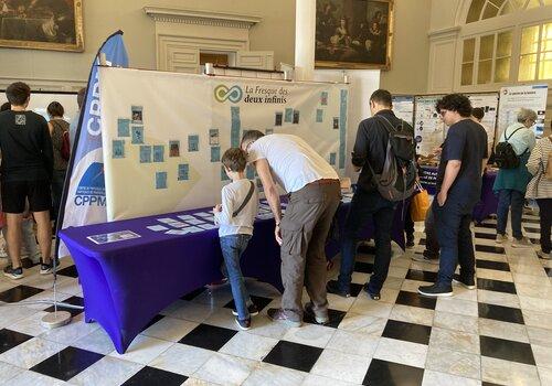 Le stand de la fresque des deux infinis