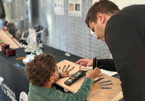 enfant en pleine experience