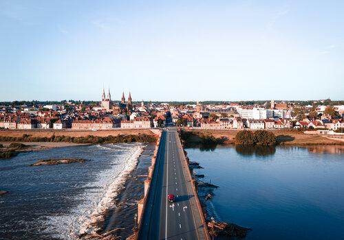 Vue du pont Régemortes et de la rivière depuis la Maison de la Rivière Allier.