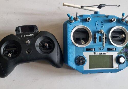Radiocommandes types de drone racer non assisté
