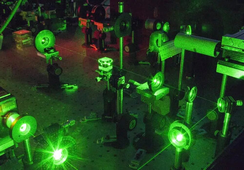 Décomposition de la lumière blanche par un prisme Quand un faisceau de lumière blanche passe à travers un prisme ou un réseau, il se divise en une multitude de radiations, car la lumière blanche est polychromatique. Ce phénomène est appelé dispersion