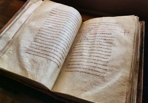 Cartulaire du Mont Saint-Michel (12e siècle) Un manuscrit ouvert