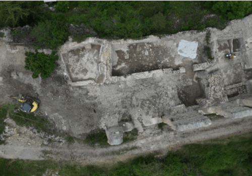 vue aérienne zénithale du chateau de Saint-Jurs en cours de fouille vue aérienne zénithale du chateau de Saint-Jurs en cours de fouille