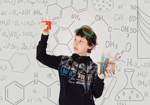 Enfant qui fait de la chimie