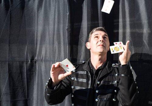 Magicien dans ses œuvres
