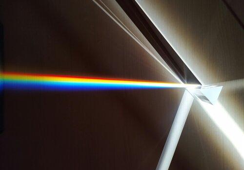 Lumière traversant un prisme