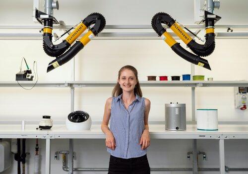 Scientifique, deux bras robotiques 