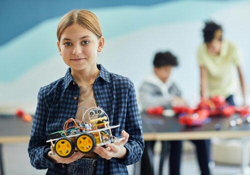 Enfant tenant un robot