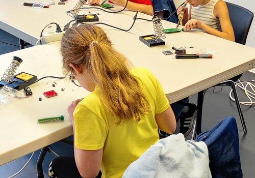 Enfants soudant la console kitco