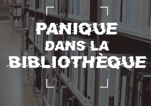 Le texte Panique dans la bibliothèque apparaît au premier plan. En arrière plan figure des étagères de livres dans une bibliothèque.