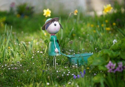 Les sept justifications de l'écologie Les sept justifications de l'écologie : un petit personnage miniature tient une mini brouette dans un beau jardin