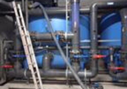 Filtre piscine Le filtre permet de faire circuler l'eau de la piscine, de retenir au travers du filtre les particules en suspension et d'assurer la bonne diffusion du désinfectant.