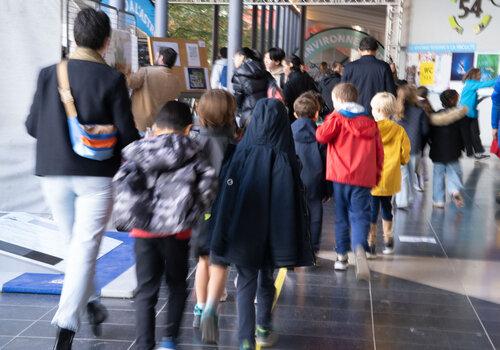 Déambulation d'adultes et d'enfants sur le village des sciences à Sorbonne Universitéen 2024