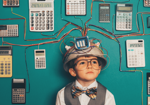 Enfant connecté à des calculatrices avec un casque bricolé