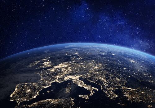 Pollution lumineuse vue de l'espace Carte de l'Europe vue de nuit depuis l'espace, montrant les zones éclairées par l'activité humaine
