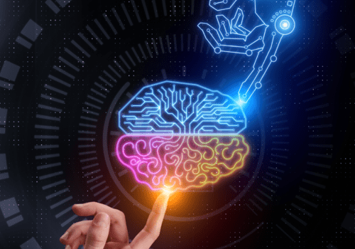 photo s'inspirant du tableau La Création d'Adam de Michel-Ange, avec une main humaine doigt pointé vers le haut, une main robotique doigt pointé vers le bas, et un cerveau mi-organique mi-synthétique entre les deux.