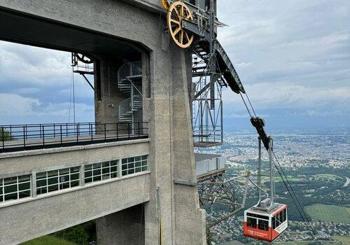 Arrivée de la cabine à la gare du téléphérique