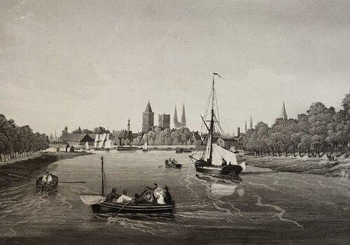 Caen, Aqua tu penses ? Scène fluviale ancienne avec des bateaux sur une rivière bordée d’arbres, une ville médiévale et des clochers visibles à l’arrière-plan.