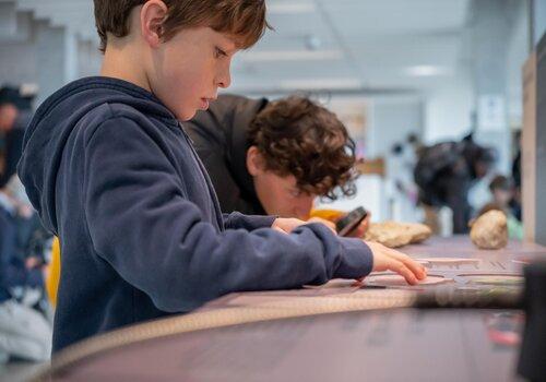 Enfants qui examinent des objets