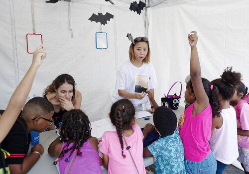 Un atelier de médiation scientifique, au cour duquel la chercheuse présente à des enfants son travail et sa recherche de manière accessible: un bénéfice pour le public comme pour le représentant.