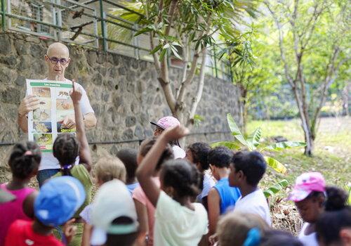Un enseignant du site de Bellepierre présente son atelier de médiation scientifique pour illustrer la recherche au public, ici un groupe d'enfants.