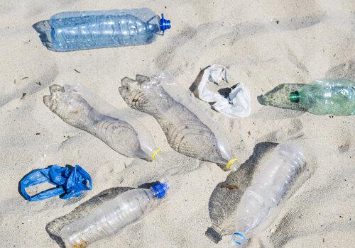 Plage avec des déchets plastiques