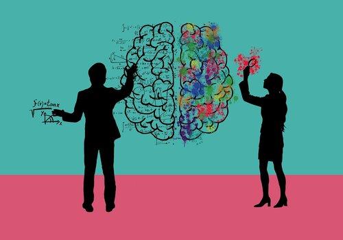 intelligence multiple deux hémisphères de cerveaux, l'un coloré, l'un noir et blanc encadrés d'un homme et d'une femme