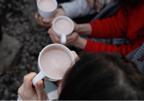 Des ados autour d'un chocolat chaud