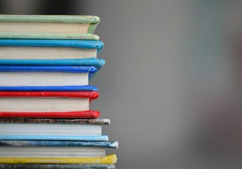 Pile de livres colorés