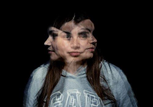 Photo d'une femme en pull gris et blanc en mouvement