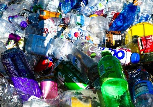 Amoncellement de bouteilles en plastique