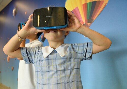 Enfants avec casques de réalité virtuelle