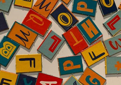 Lettres colorées éparpillées sur une table