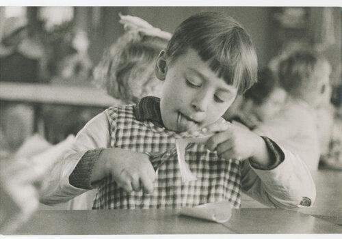 Photographie de Geza VANDOR, activité manuelle, 1937 Garçon pratiquant une activité manuelle de découpage de papier.